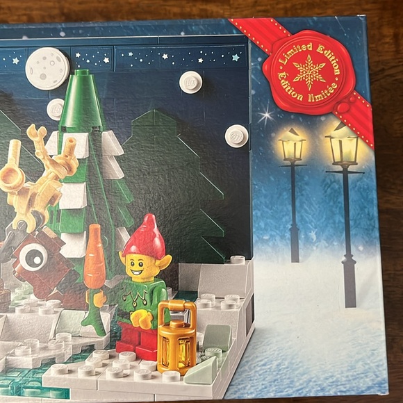 LEGO Christmas Special Edition set - Santa’s Front Yard - Picture 4 of 7